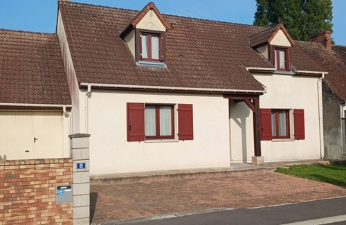 Pierres House | Gîte on the banks of the Eure. Ideal for families with 2 bedrooms and private garden.