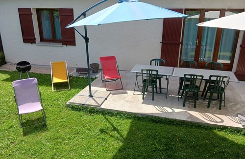 Pierres House | Gîte on the banks of the Eure. Ideal for families with 2 bedrooms and private garden.