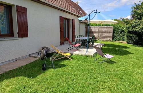 Maintenon Villa | Gîte on the banks of the Eure. Quiet location with 4 bedrooms, 2 bathrooms and parking.