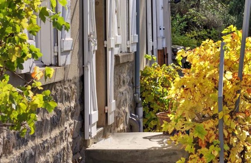Saint-Symphorien-de-Lay Cottage | Gite Saint-Symphorien-de-Lay, 2 bedrooms, 4 persons