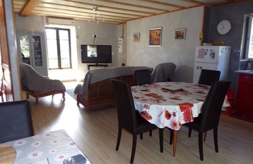 Jassat Cottage | GITE sleeps 5, accessible from the side of the house. Free WIFI