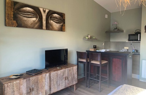 Dampierre Cottage | GÎTES 23M2 with terrace, heated pool, SPA and sauna