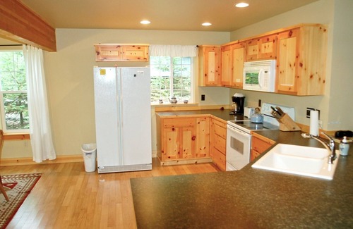 Warnick Cabin | Glacier Springs Cabin 2bedrooms, 2 baths - hot tub & Pet Friendly!