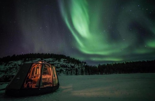Jokkmokk Municipality House | Glass Room lake view Luxury getaway for two - wild nature experience in Sweden