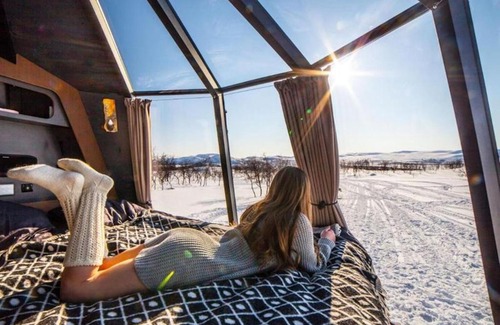 Jokkmokk Municipality House | Glass Room lake view Luxury getaway for two - wild nature experience in Sweden