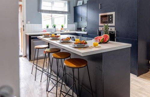 Castleford House | Glasswing Stays Liquorice Lodge
