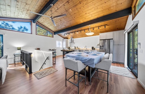 Fern Valley Cabin | Glen View Retreat- Spa/Fireplaces/Ping Pong Table!