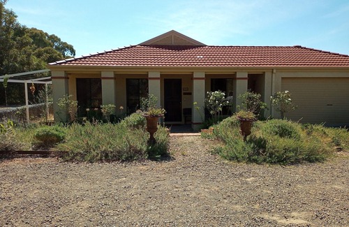 Rutherglen House | Glenacre of Rutherglen - spacious house on an acre with great views