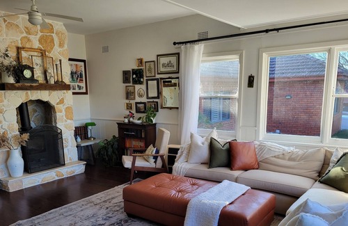 Glenbrook Cottage | Glenbrook Cottage: Charming Mountains Getaway on the Lagoon
