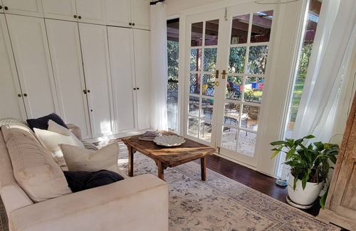 Glenbrook Cottage | Glenbrook Cottage: Charming Mountains Getaway on the Lagoon