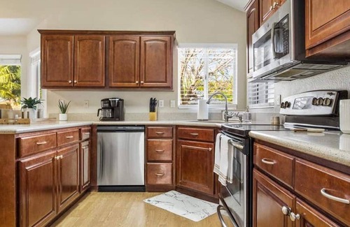 Dave Brown Utopia House | Glendale 4 Bdrm w/Backyard Oasis. Pool and Spa!