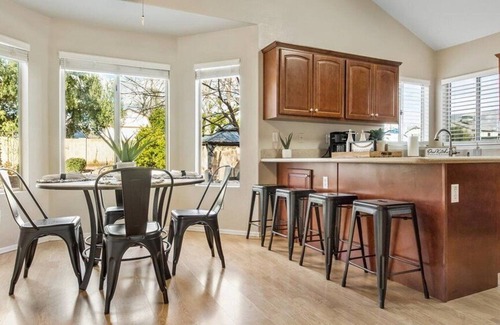 Dave Brown Utopia House | Glendale 4 Bdrm w/Backyard Oasis. Pool and Spa!