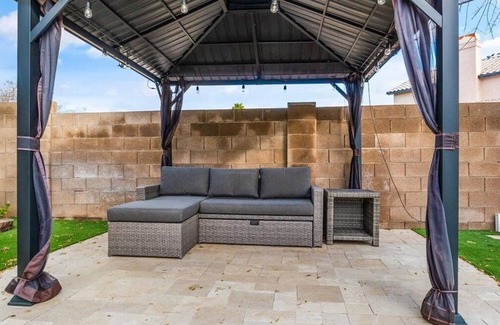 Dave Brown Utopia House | Glendale 4 Bdrm w/Backyard Oasis. Pool and Spa!