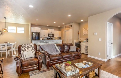 Larkspur House | Gleneden Getaway Pet Friendly Hot Tub