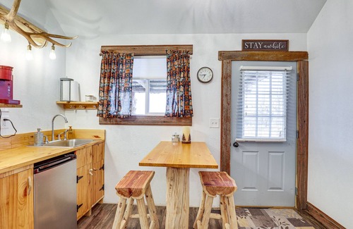 Adams County Cabin | Glenvil Cabin w/Gas Grill: Steps to Dock & Pond!