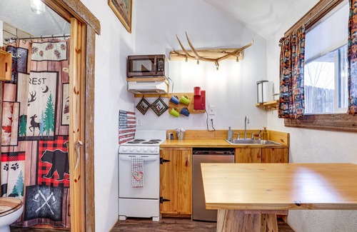 Adams County Cabin | Glenvil Cabin w/Gas Grill: Steps to Dock & Pond!