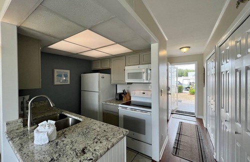 Holiday Isle Condo | Glenwood - Unit 1002 on the Golf Course!