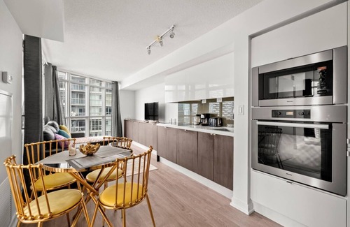 Wellington Place Condo | GLOBALSTAY 1 Bedroom with a Romantic View of Trains in Downtown