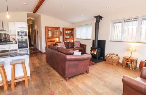Newton Abbot Cottage | GLOCCAMAURA, pet friendly, with hot tub in Bovey Tracey