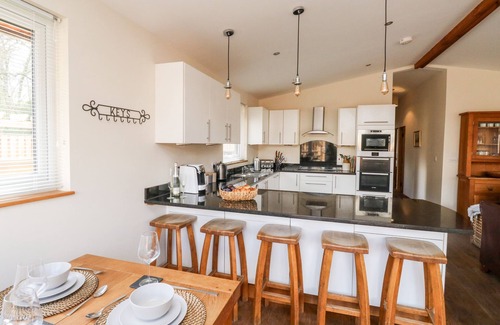 Newton Abbot Cottage | GLOCCAMAURA, pet friendly, with hot tub in Bovey Tracey