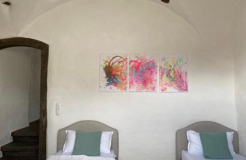 Schwarzach House | Glockenturm der Schlosskapelle von 1600 - Renaissance trifft auf die Gegenwart und beschert einen kunterbunten Urlaub für die ganze Familie mitten im Bayerischen Wald
