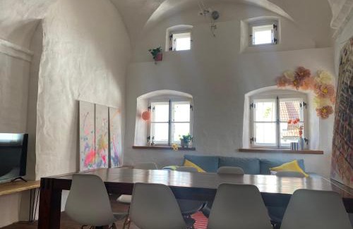 Schwarzach House | Glockenturm der Schlosskapelle von 1600 - Renaissance trifft auf die Gegenwart und beschert einen kunterbunten Urlaub für die ganze Familie mitten im Bayerischen Wald