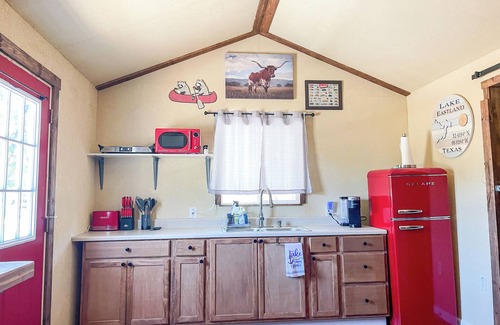 Eastland Cabin | Glorious 5 Lake Eastland Glamping Tiny Town Mockingbyrd
