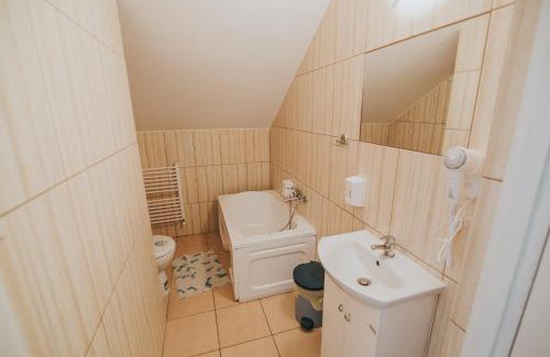 Dabie Bed & Breakfast | GOŚCINIEC ZACISZE - pokoje & restauracja blisko A2 Dąbie - Uniejów