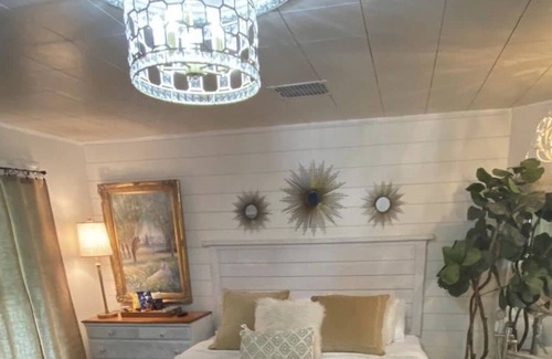 Jefferson City Cottage | Gold art romantic suite -CNC/ Great Smoky Mountains/Cherokee Lake