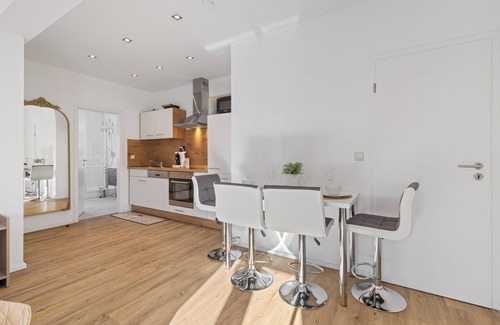 Guenzburg Apartment | Goldcream Deluxe Suite - Modern - Netflix