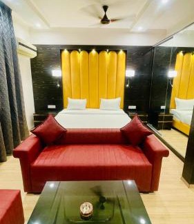 Gomti Nagar Apartment | Golden Penthouse - Couple Friendly - DLF My Pad, Gomtinagar, Lucknow