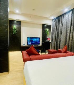 Gomti Nagar Apartment | Golden Penthouse - Couple Friendly - DLF My Pad, Gomtinagar, Lucknow