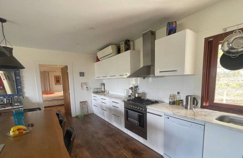 Uki House | Golden Retreat Ultimate 5 Bed with seperate Villa (Sleeps 10)