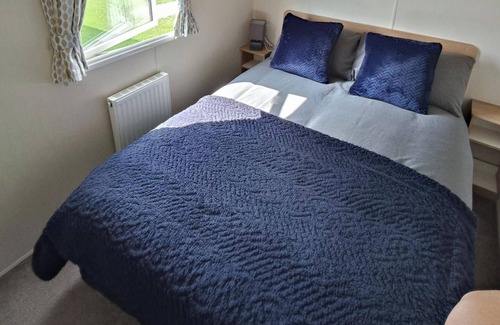 Kinmel Bay Cabin | Golden Sands 3-Bed Caravan, Parking & Pet Friendly