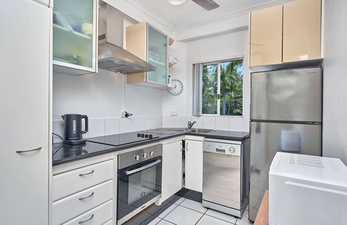 Yorkeys Knob Apartment | Golden Sands Beachfront Apartment Resort