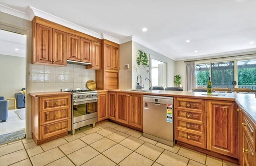 Calare House | Goldfinch Way - Stunning & Spacious, Sleeps 11
