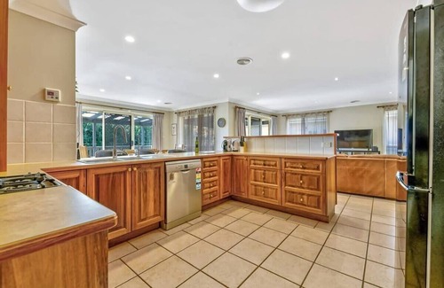 Calare House | Goldfinch Way - Stunning & Spacious, Sleeps 11