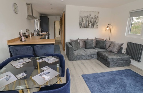 Farden Cottage | GOLDTHORNE LODGE, family friendly, with hot tub in Clee Hill
