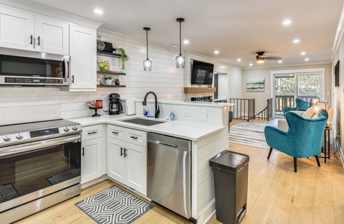 Salem Condo | Golf Course View: Modern Keowee Key Condo!