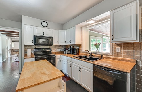 Vine Grove House | Golf Course Views & Games Galore - Vine Grove Gem!