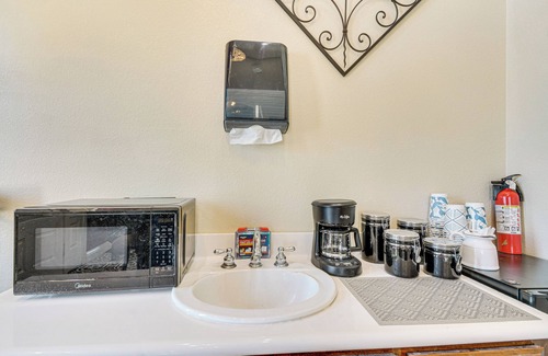 Atwater Apartment | Golf, Fish & More: Cozy ‘Safari Unit’ in Atwater!