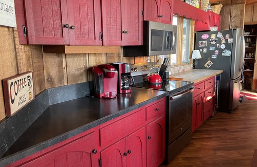 Bellaire House | Golf & Ski Retreat; Sleeps 13, Just 5 min to 6 Top Golf Courses