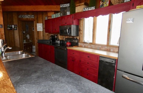 Bellaire House | Golf & Ski Retreat; Sleeps 13, Just 5 min to 6 Top Golf Courses