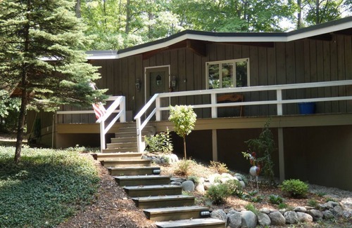 Bellaire House | Golf & Ski Retreat; Sleeps 13, Just 5 min to 6 Top Golf Courses