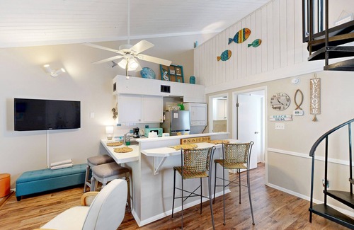 Ocean Ridge Condo | Golf-view condo with amenity pass to pool, tennis courts & more - dog-friendly