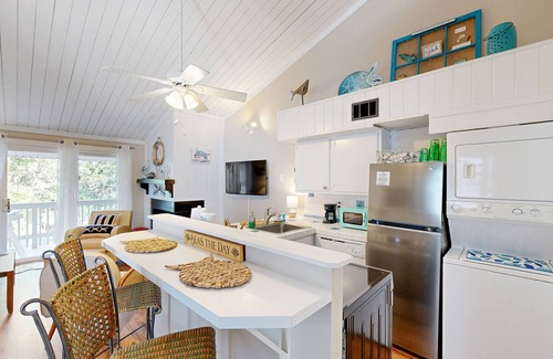 Ocean Ridge Condo | Golf-view condo with amenity pass to pool, tennis courts & more - dog-friendly