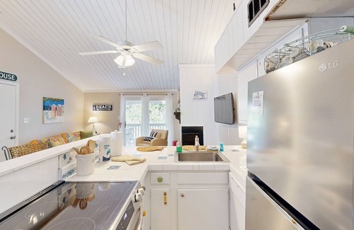 Ocean Ridge Condo | Golf-view condo with amenity pass to pool, tennis courts & more - dog-friendly