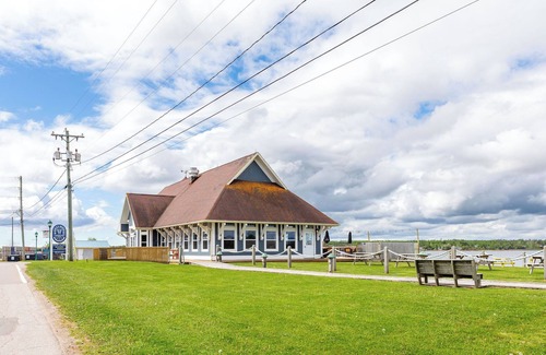 Georgetown House | Golfer's Haven! 3-bdrm cottage with modern comforts in a quaint fishing village