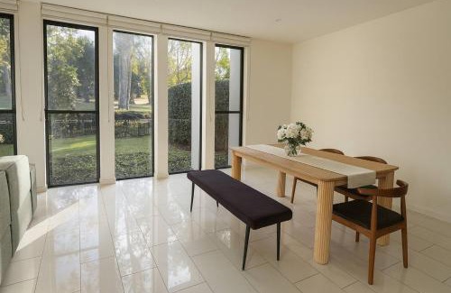 Robina House | Golfside Escape – Stylish 3BR Townhouse in Robina