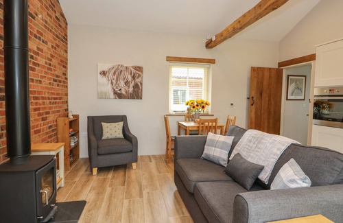 Long Sutton Cottage | GOLSON STABLE, family friendly, with open fire in Long Sutton